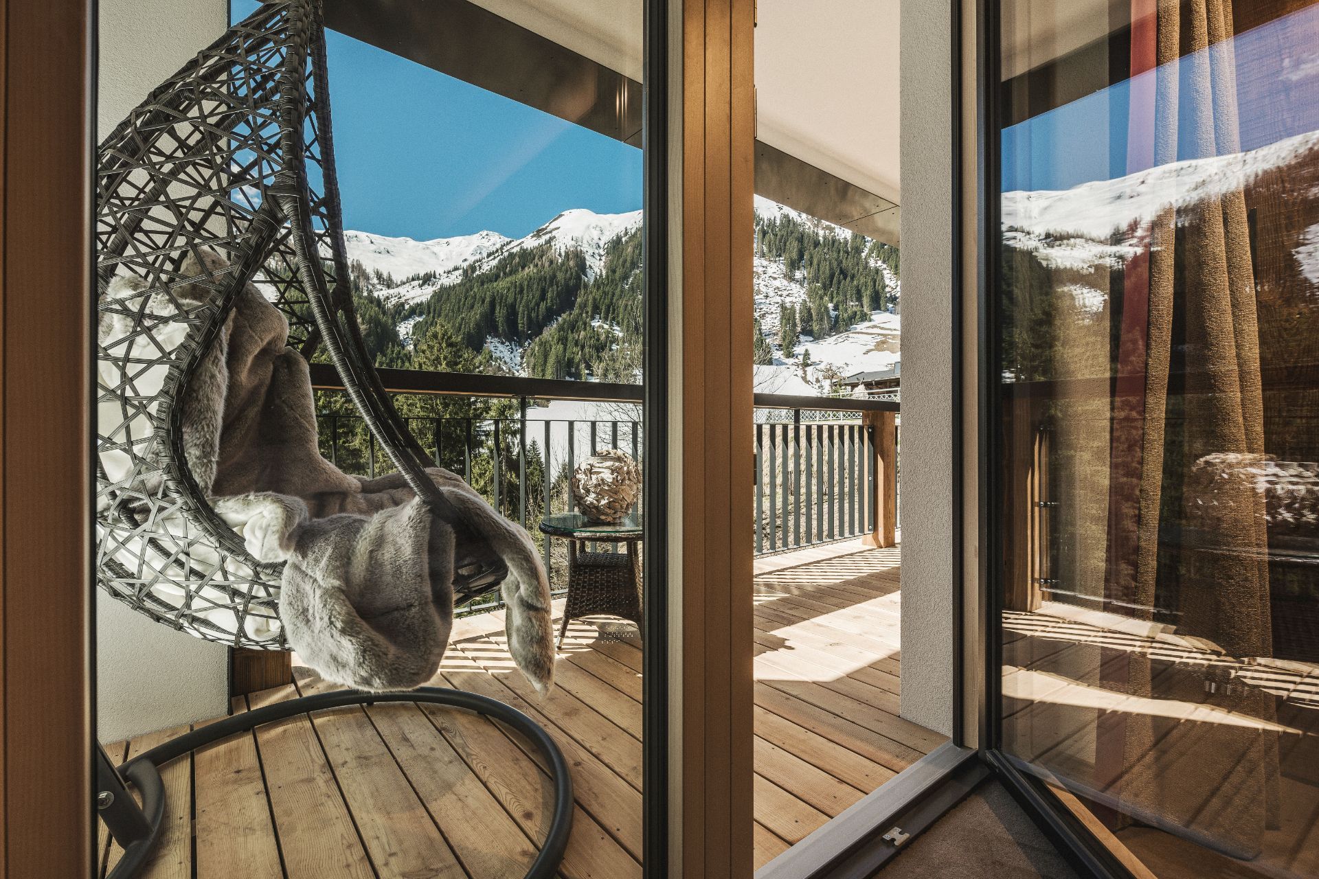 Balkon mit Relax-Hängesessel in der Apartmentsuite im Hotel Bergkristall Hippach