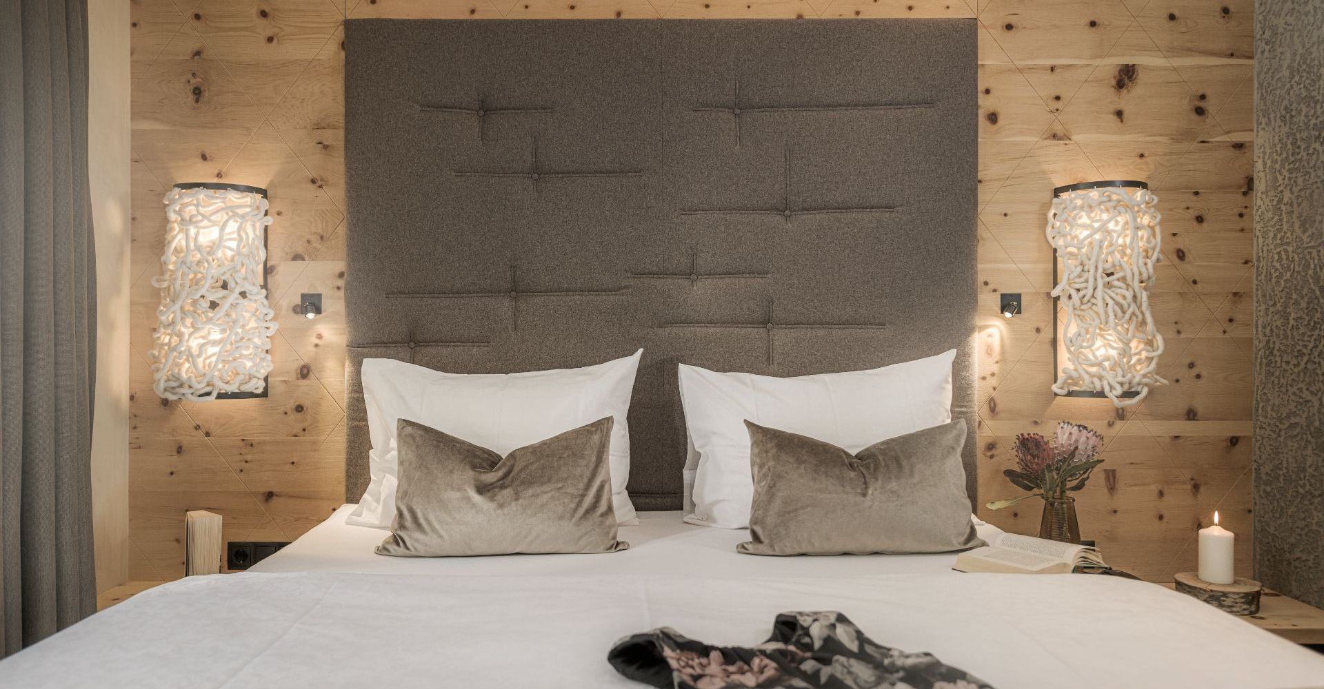 Doppelbett im Doppelzimmer Zirbennest im Hotel Bergkristall Hippach