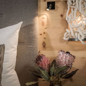 Deko im Doppelzimmer Zirbennest im Hotel Bergkristall Hippach