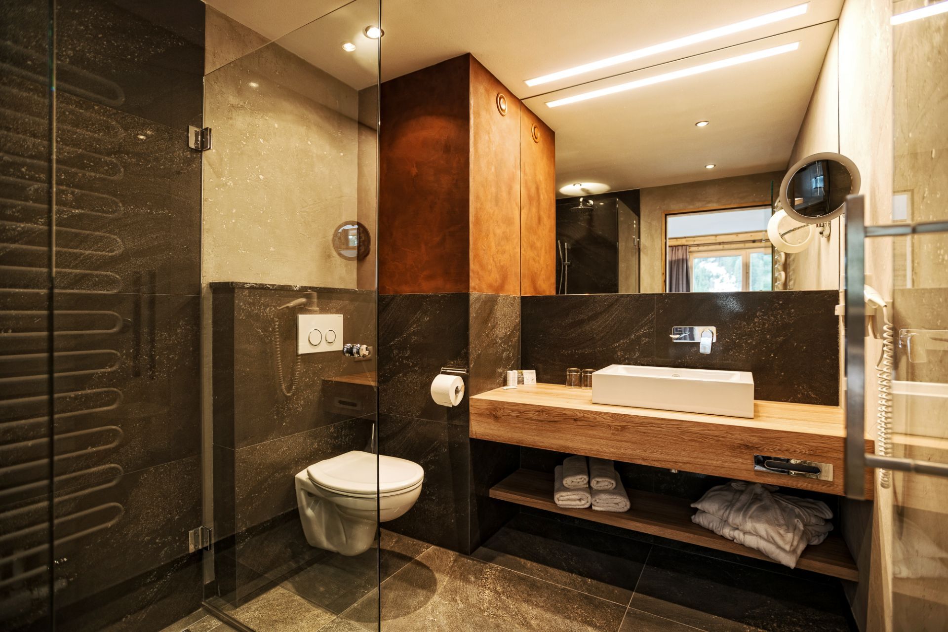 Badezimmer im Doppelzimmer Panorama im Hotel Bergkristall Hippach
