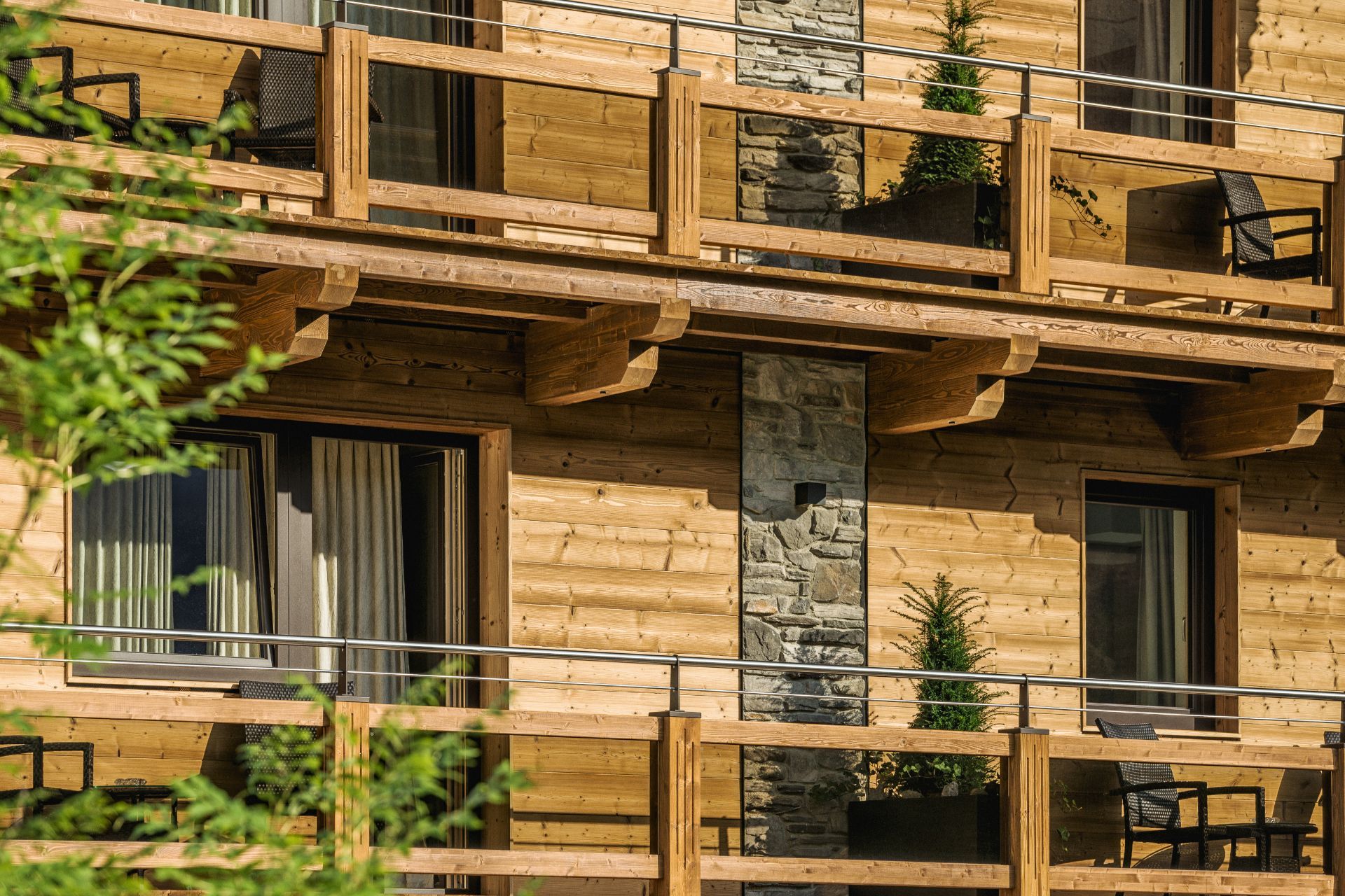 Hotelansicht im Sommer - Hotel Bergkristall Hippach