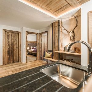 Küche in der Apartmentsuite im Hotel Bergkristall Hippach