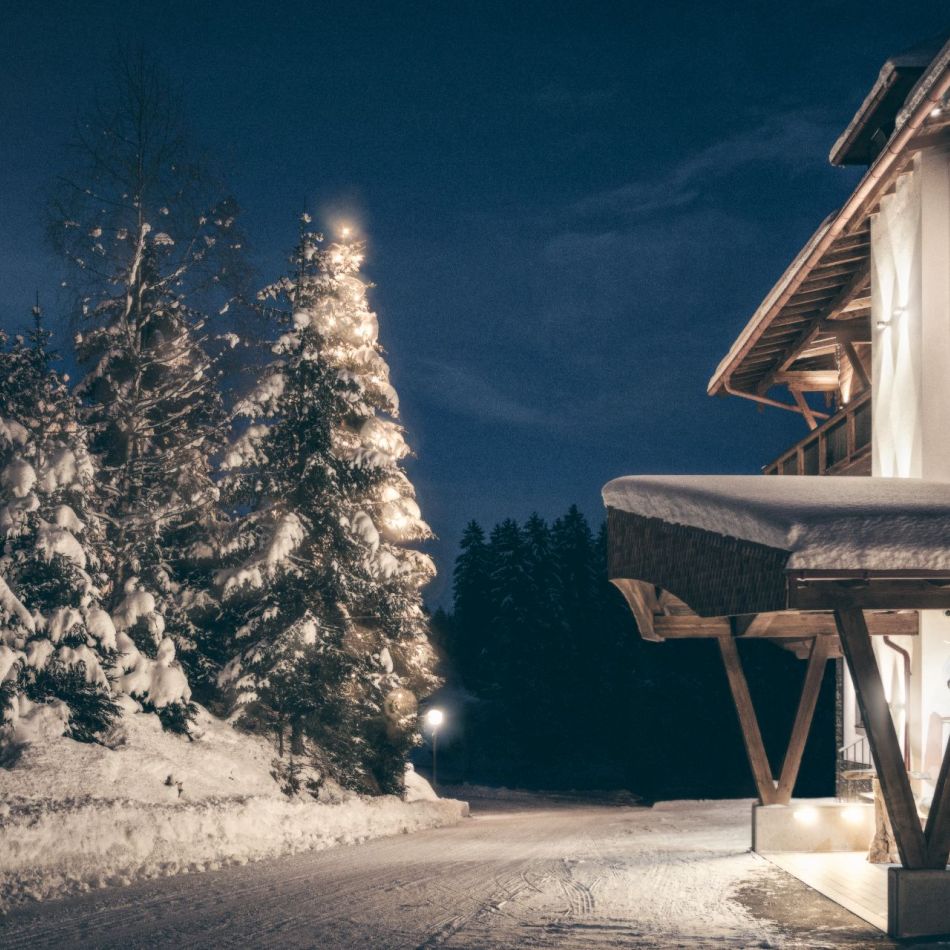 Hotelansicht im Winter - Hotel Bergkristall Hippach