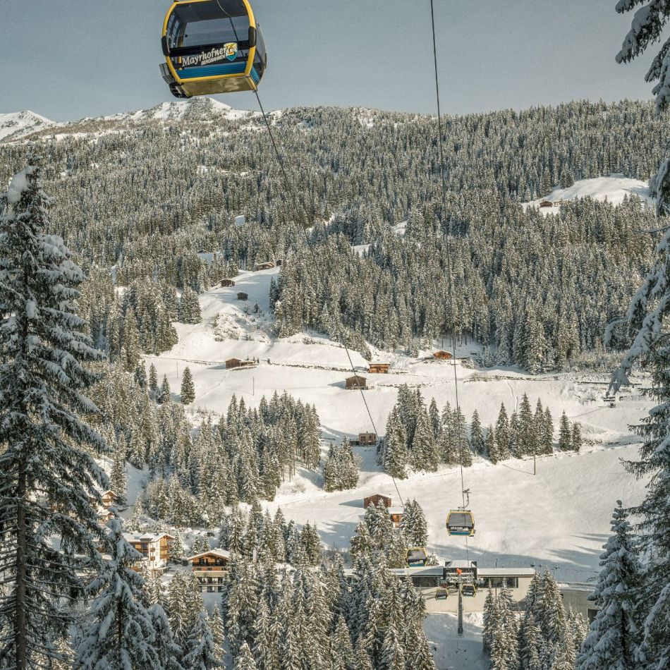 Hotelansicht im Winter von der Gondel aus - Hotel Bergkristall Hippach