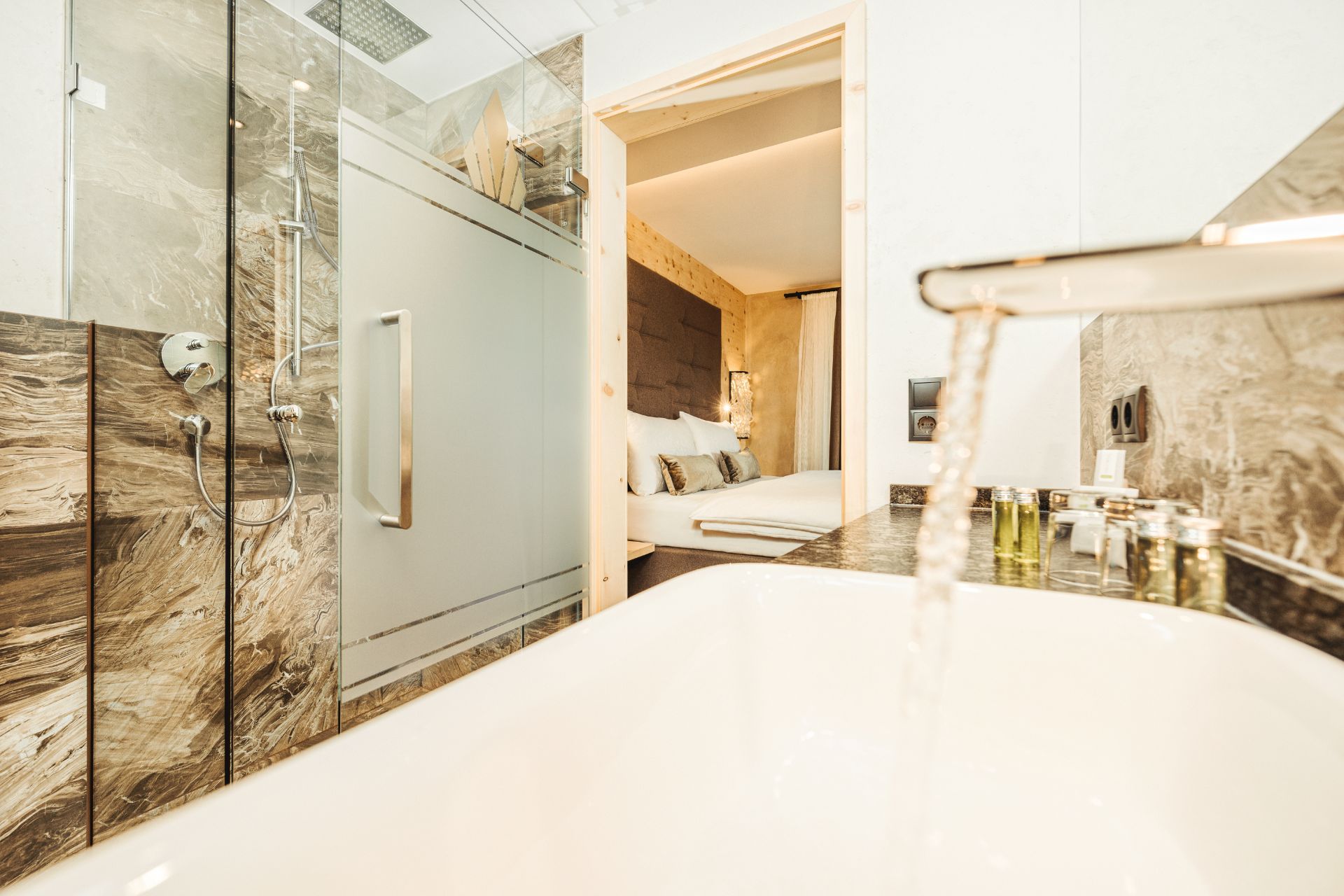 Badezimmer im Doppelzimmer Zirbe im Hotel Bergkristall Hippach