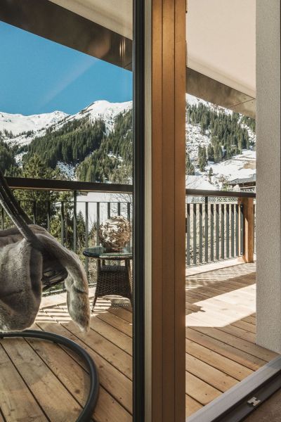 Balkon mit Relax-Hängesessel in der Apartmentsuite im Hotel Bergkristall Hippach