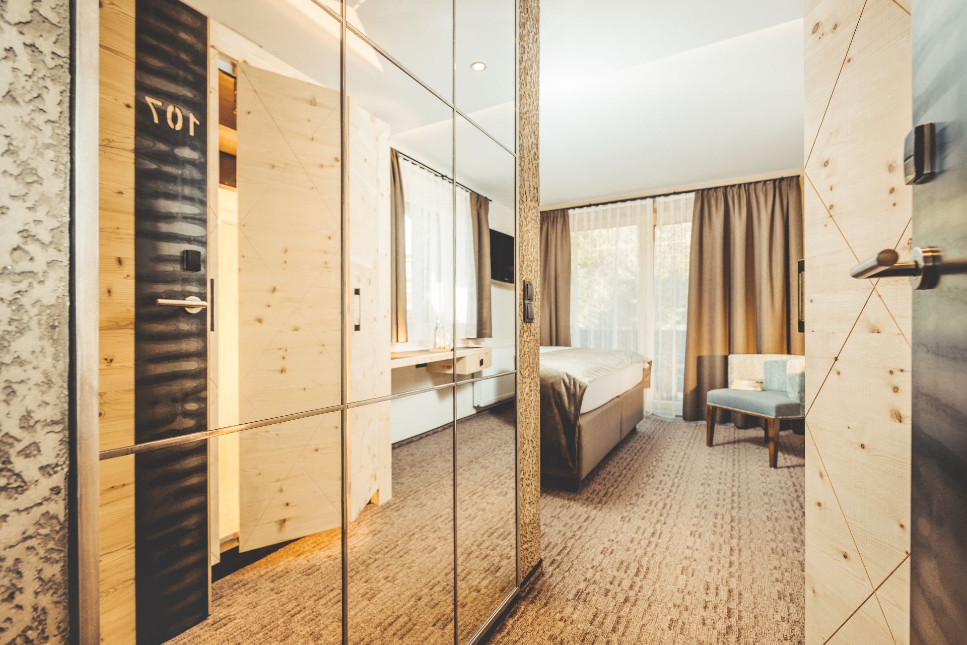 Eingangsbereich im Doppelzimmer Zirbe im Hotel Bergkristall Hippach