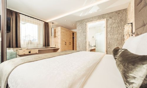 Doppelbett im Doppelzimmer Zirbe im Hotel Bergkristall Hippach