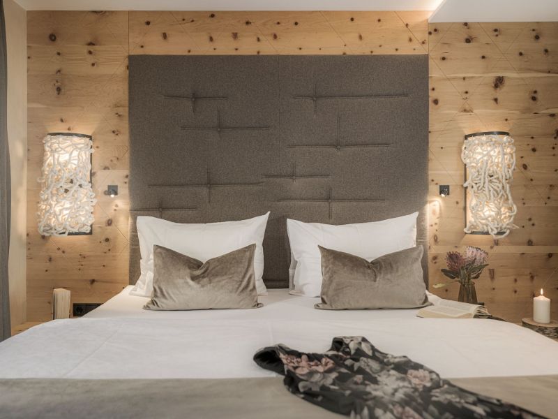 Doppelbett im Doppelzimmer Zirbennest im Hotel Bergkristall Hippach