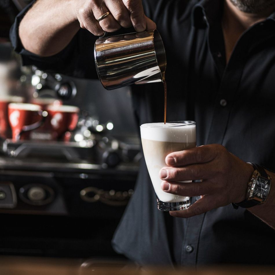Latte Macchiato an der Hotelbar im Hotel Bergkristall Hippach