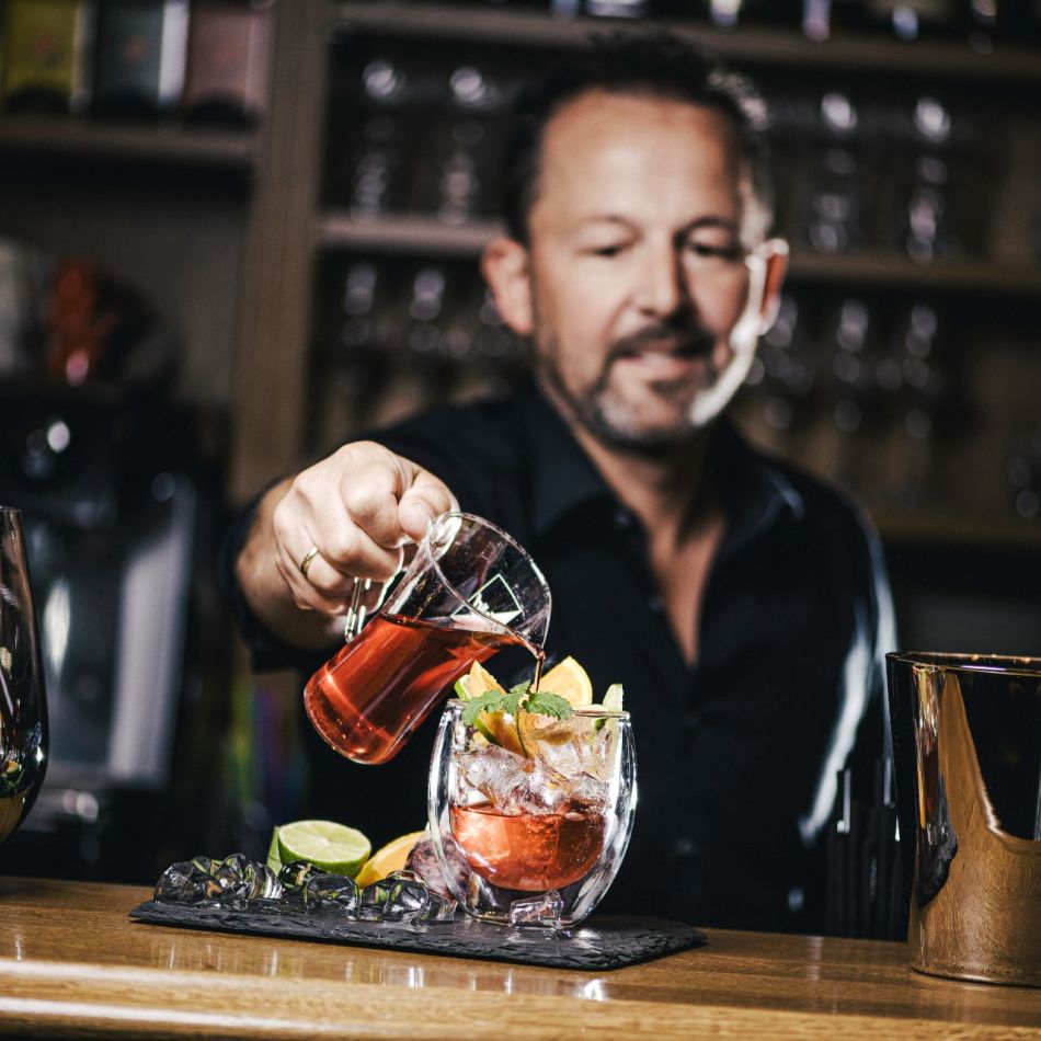 Cocktails vom Chef an der Hotelbar im Hotel Bergkristall Hippach