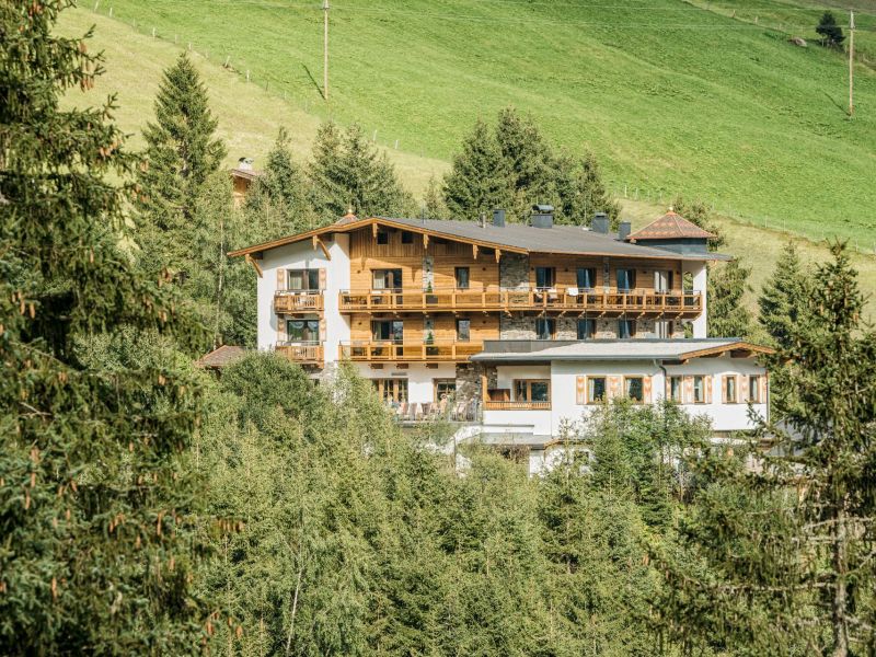 Hotelansicht im Sommer - Hotel Bergkristall Hippach