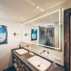 Badezimmer in der Apartmentsuite im Hotel Bergkristall Hippach