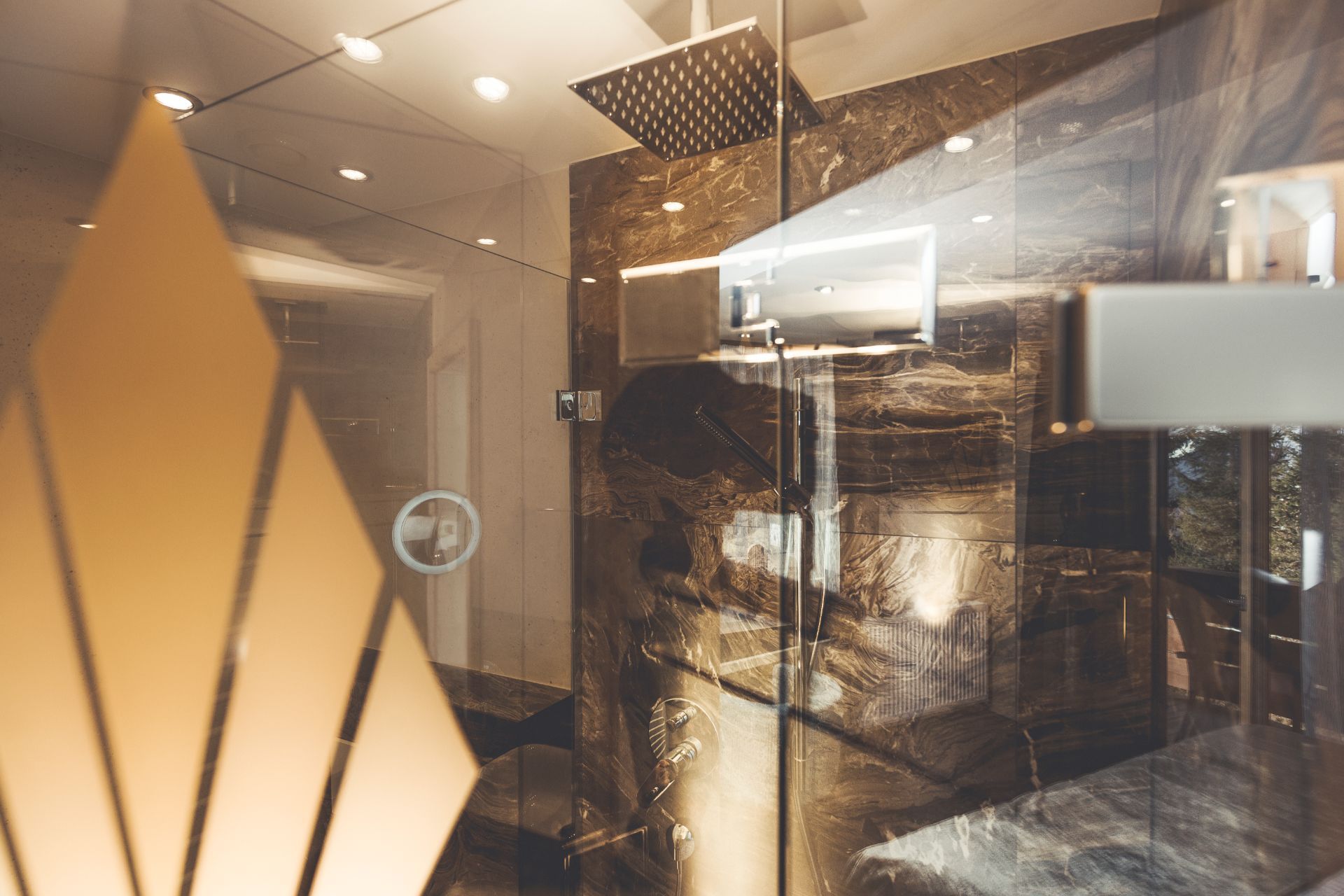 Badezimmer im Doppelzimmer Zirbe im Hotel Bergkristall Hippach