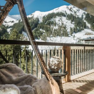 Balkon mit Relax-Hängesessel in der Apartmentsuite im Hotel Bergkristall Hippach