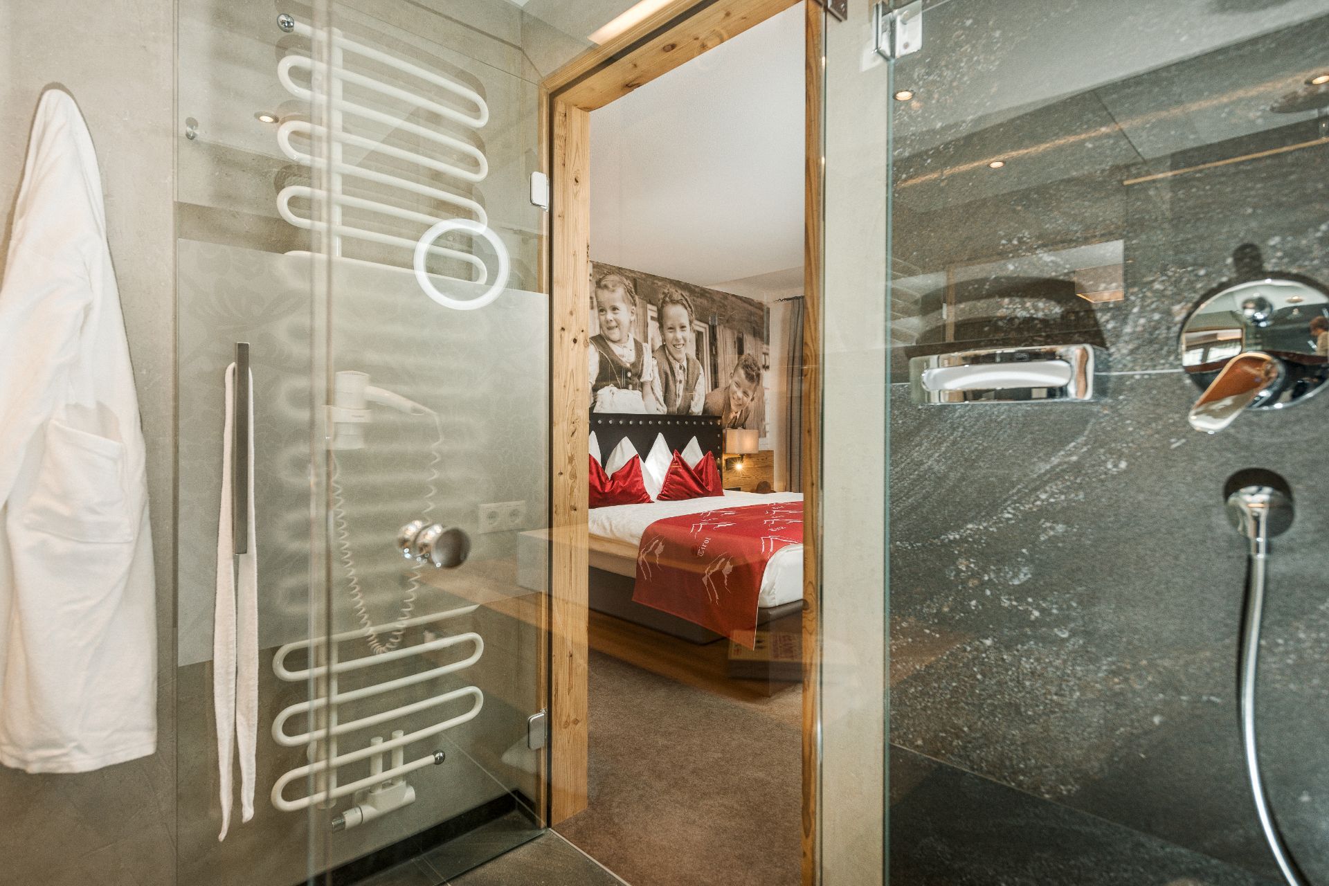 Badezimmer im Doppelzimmer Tirol im Hotel Bergkristall Hippach
