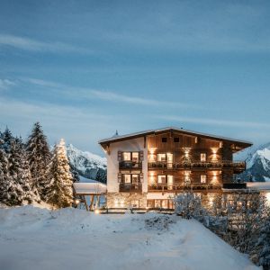 Hotelansicht im Winter - Hotel Bergkristall Hippach