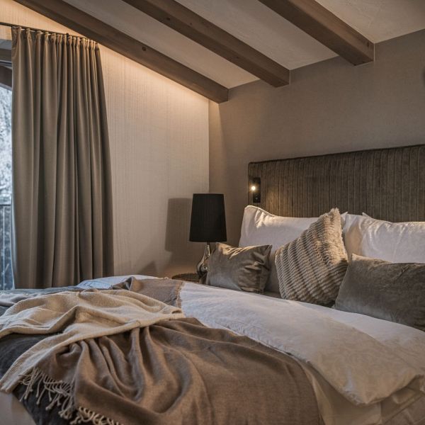 Doppelbett in der Suite Mountain View im Hotel Bergkristall Hippach