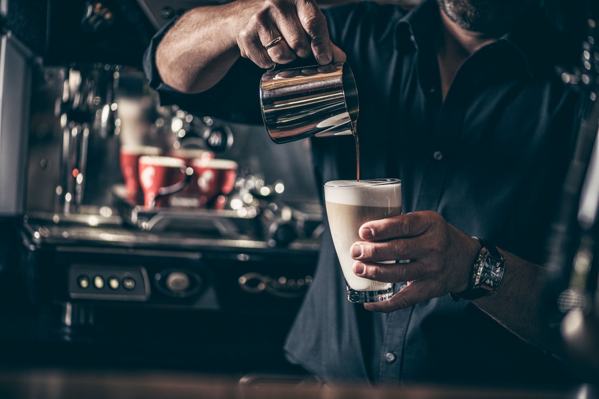 Latte Macchiato an der Hotelbar im Hotel Bergkristall Hippach