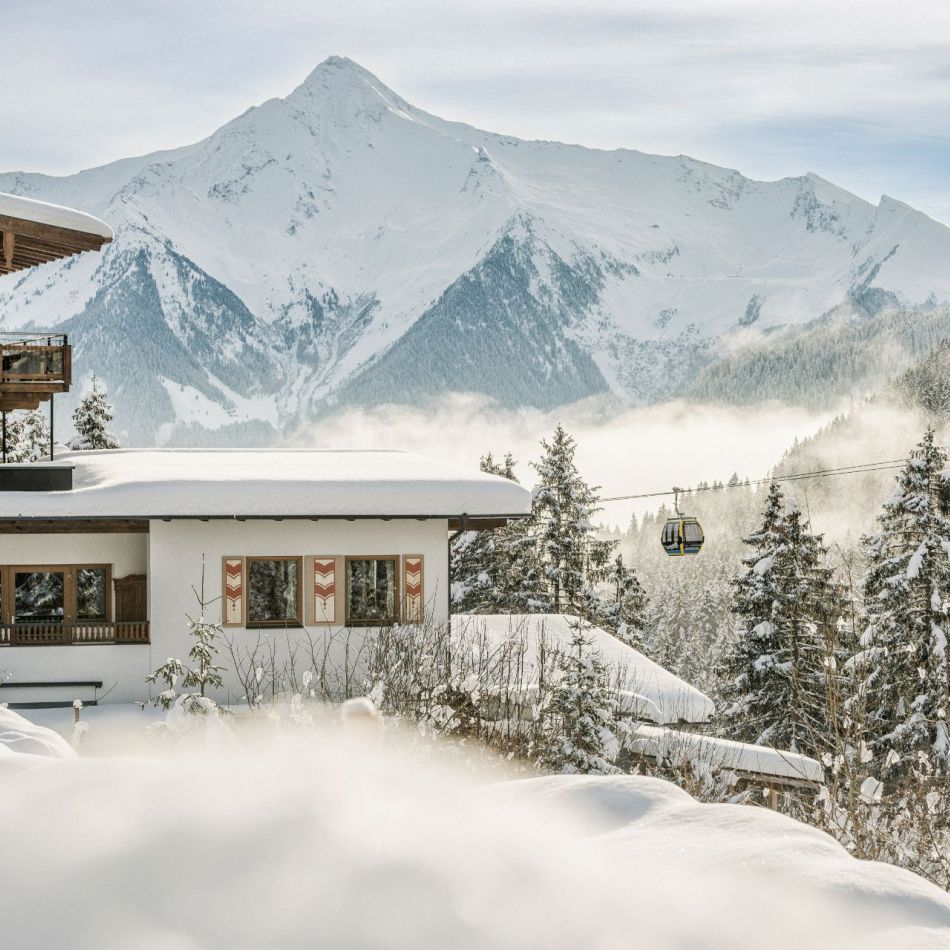 Hotelansicht im Winter - Hotel Bergkristall Hippach