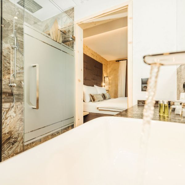 Badezimmer im Doppelzimmer Zirbe im Hotel Bergkristall Hippach