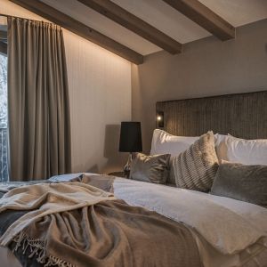 Doppelbett in der Suite Mountain View im Hotel Bergkristall Hippach