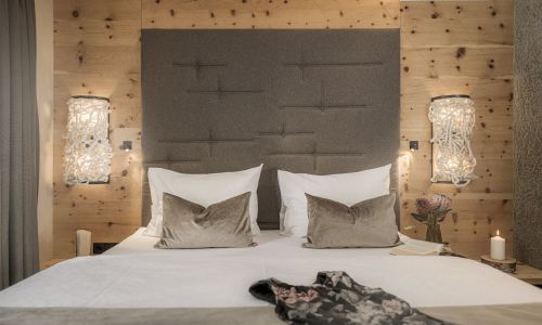 Doppelbett im Doppelzimmer Zirbennest im Hotel Bergkristall Hippach