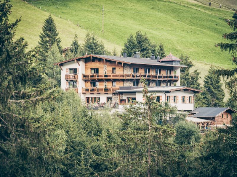 Hotelansicht im Sommer - Hotel Bergkristall Hippach