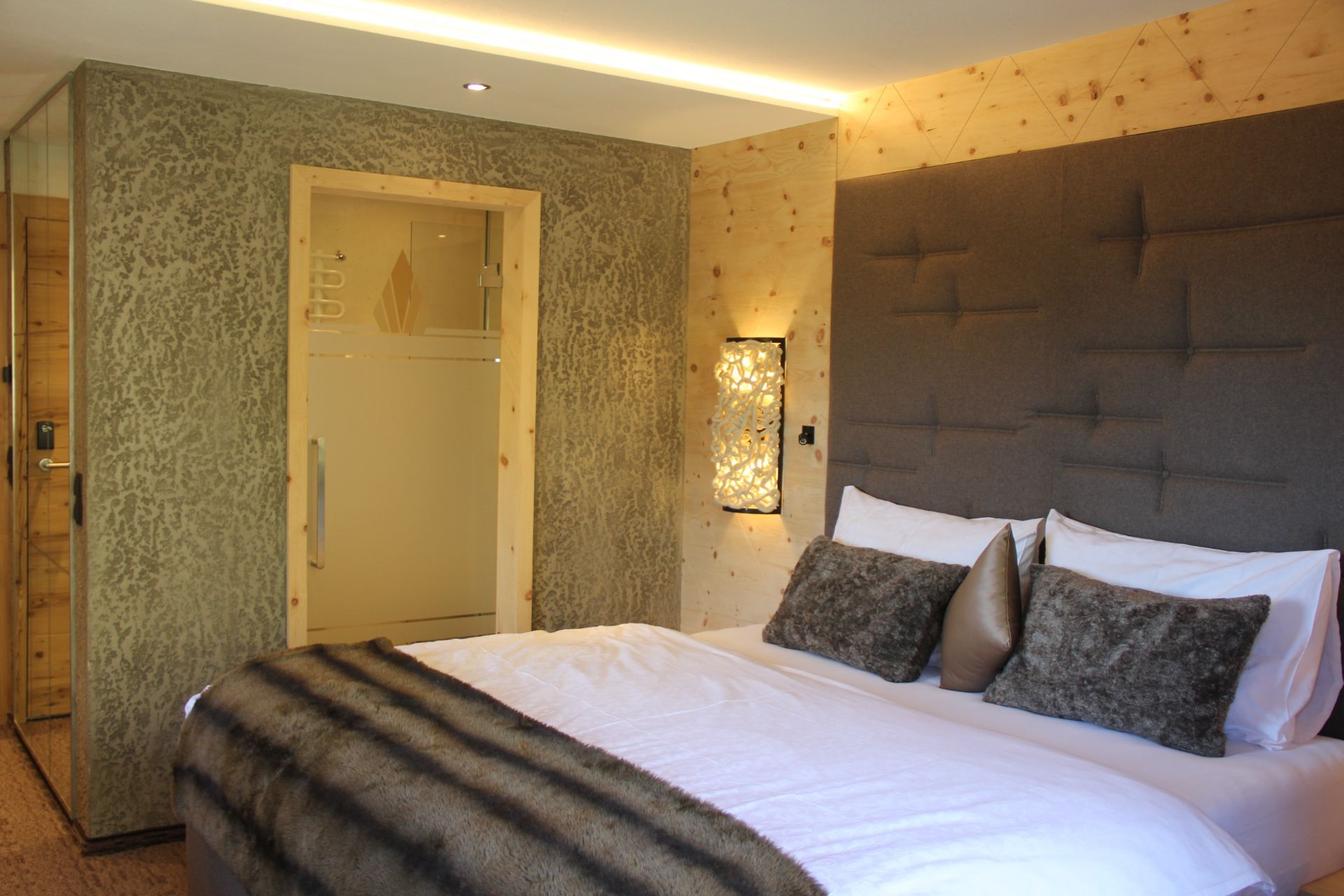 Doppelbett im Doppelzimmer Zirbe im Hotel Bergkristall Hippach