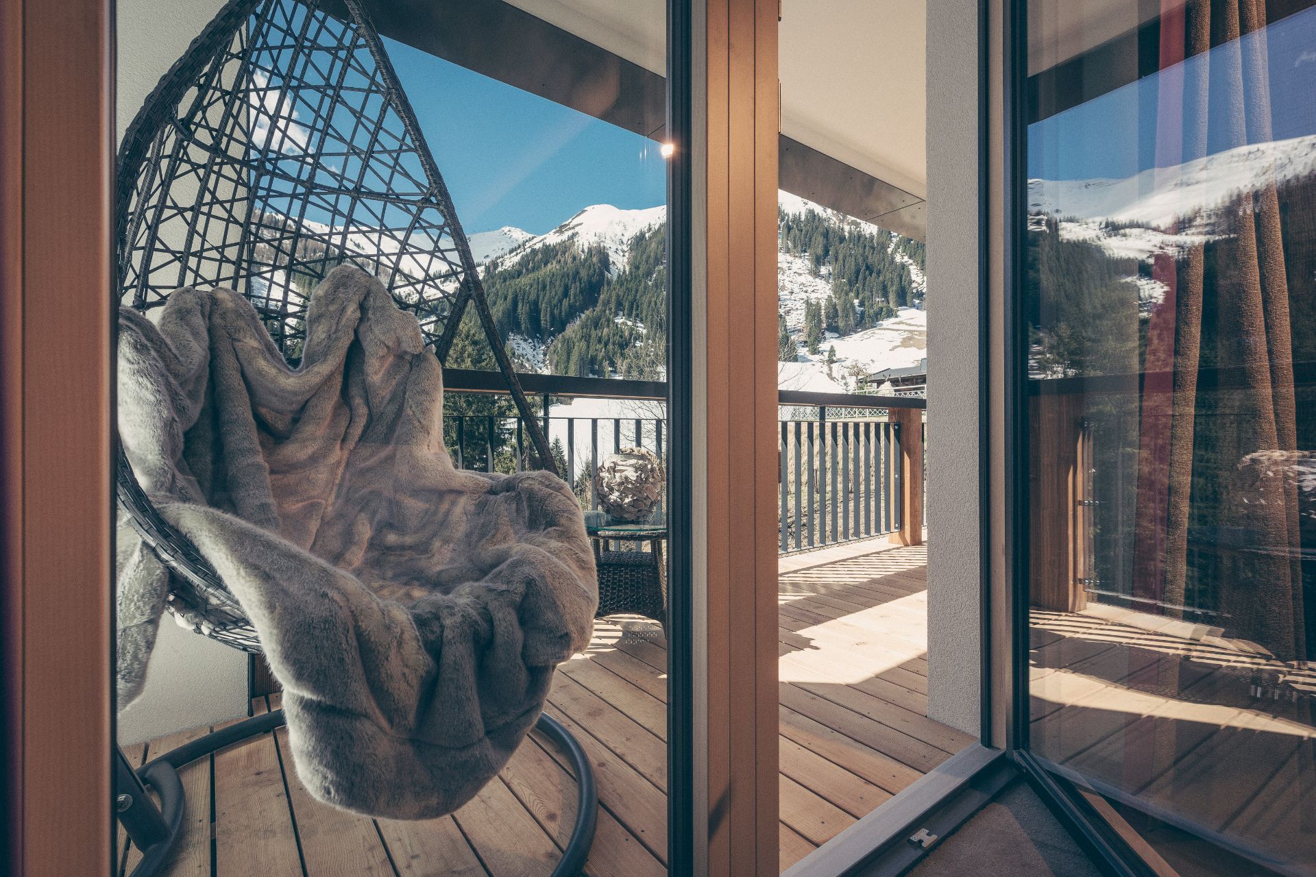 Balkon mit Relax-Hängesessel in der Apartmentsuite im Hotel Bergkristall Hippach
