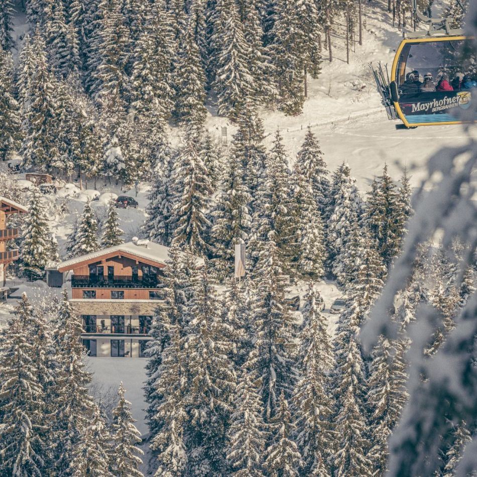 Hotelansicht im Winter von der Gondel aus - Hotel Bergkristall Hippach