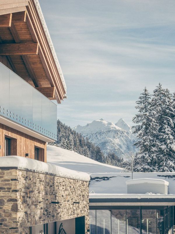 Hotelansicht im Winter direkt neben der Möslbahn - Hotel Bergkristall Hippach