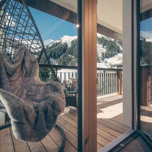 Balkon mit Relax-Hängesessel in der Apartmentsuite im Hotel Bergkristall Hippach