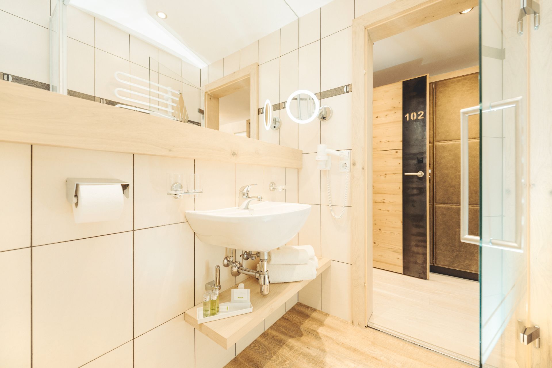 Badezimmer im Doppelzimmer Kristall im Hotel Bergkristall Hippach