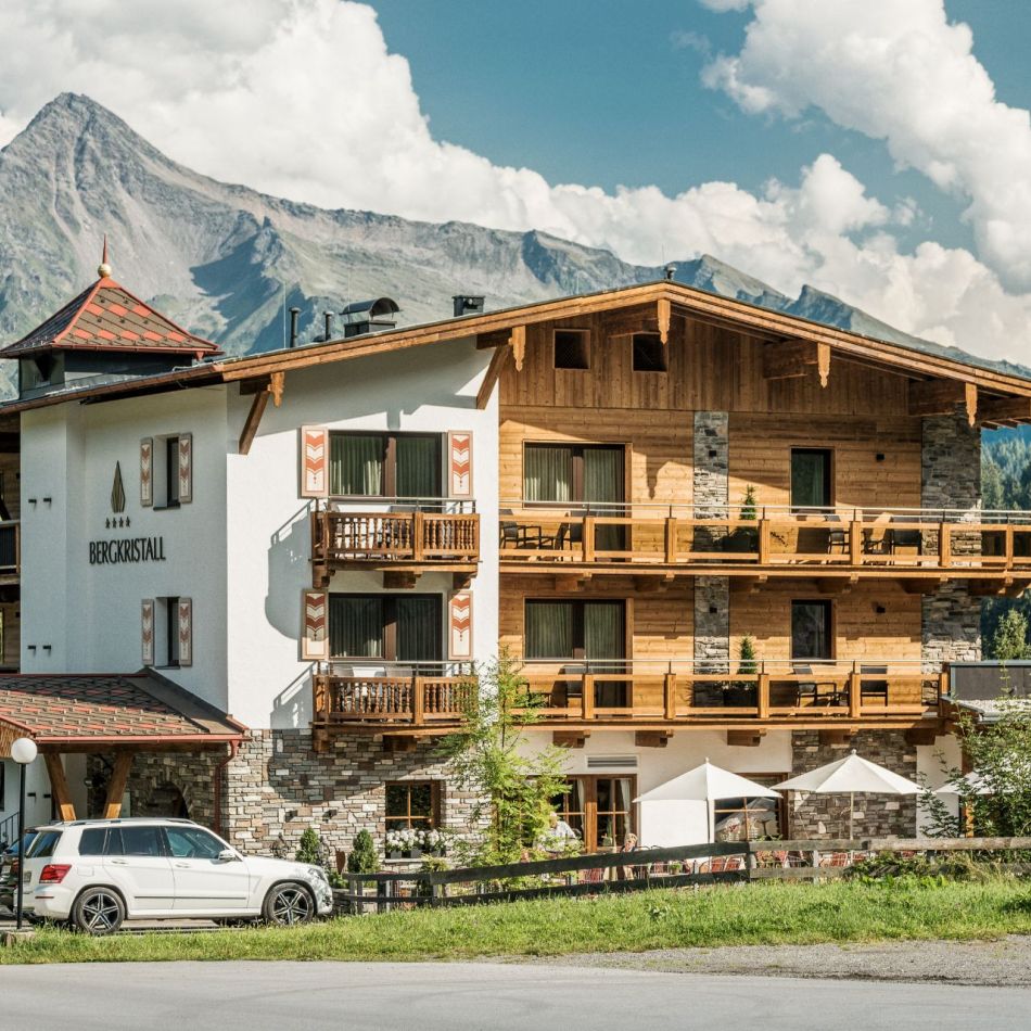 Hotelansicht im Sommer - Hotel Bergkristall Hippach