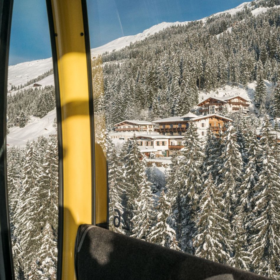 Hotelansicht im Winter von der Gondel aus - Hotel Bergkristall Hippach