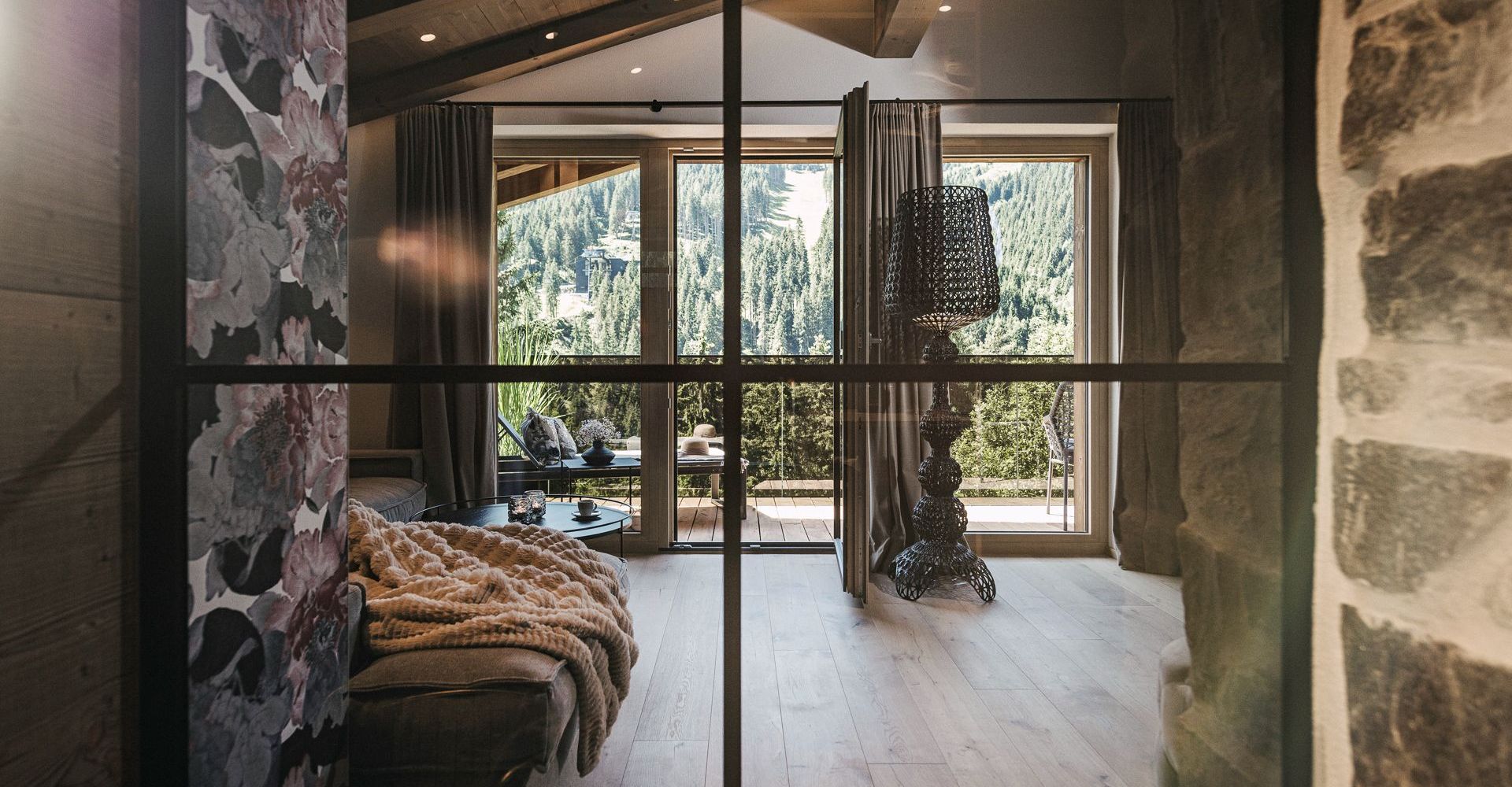 Wohnbereich in der Suite Mountain View im Hotel Bergkristall Hippach