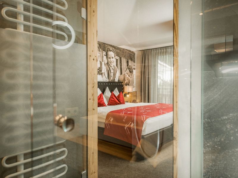 Badezimmer im Doppelzimmer Tirol im Hotel Bergkristall Hippach