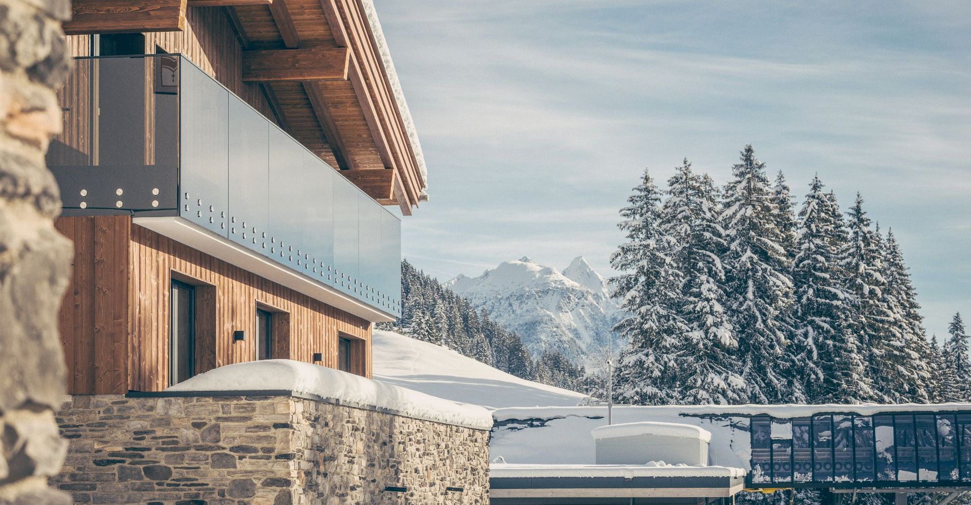 Hotelansicht im Winter direkt neben der Möslbahn - Hotel Bergkristall Hippach