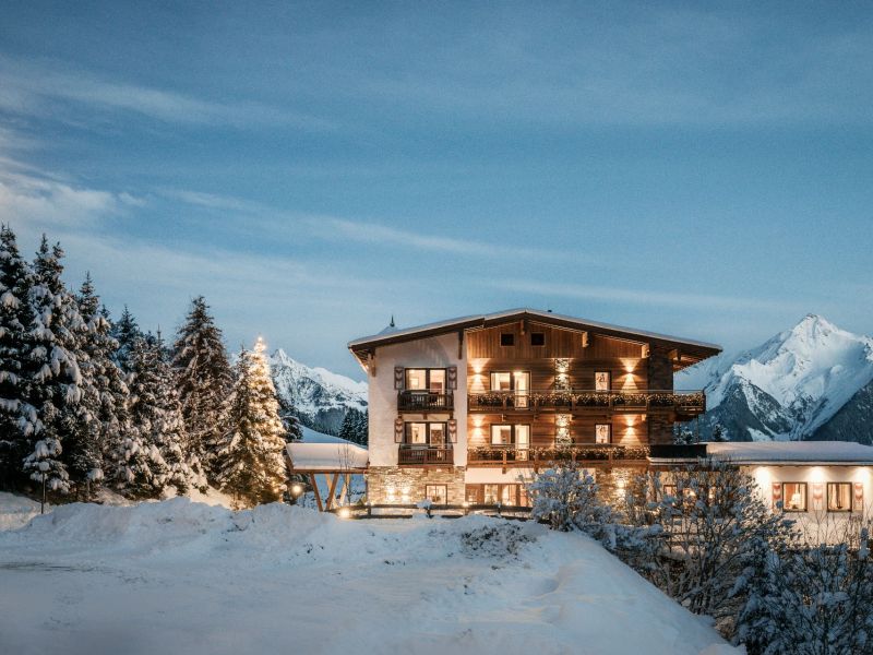 Hotelansicht im Winter - Hotel Bergkristall Hippach
