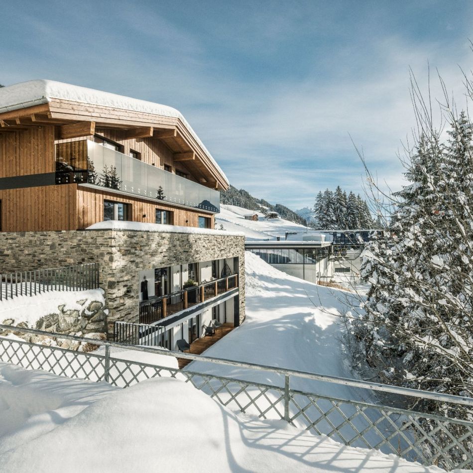 Hotelansicht im Winter direkt neben der Möslbahn - Hotel Bergkristall Hippach
