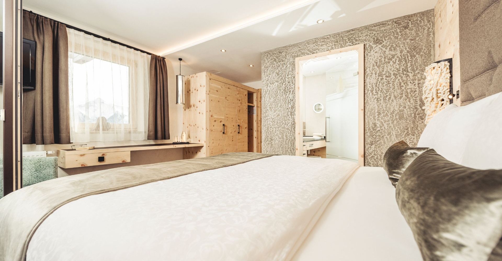 Doppelbett im Doppelzimmer Zirbe im Hotel Bergkristall Hippach