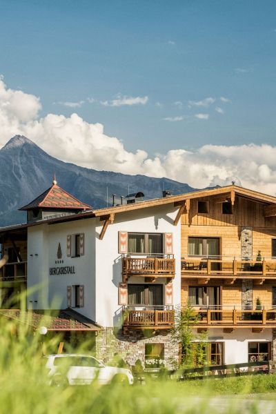 Hotelansicht im Sommer - Hotel Bergkristall Hippach