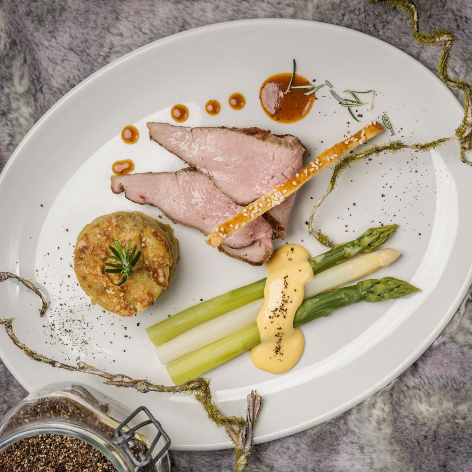 Kulinarische Fleischspezialität mit Spargel im Hotel Bergkristall Hippach