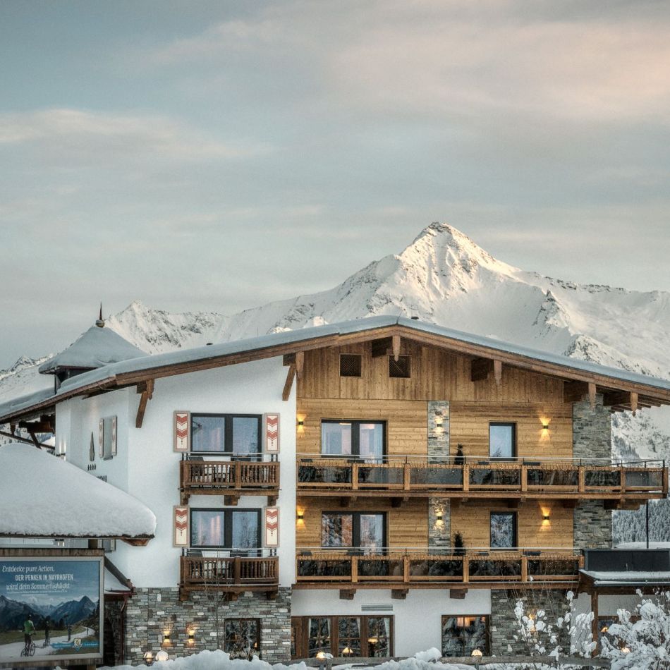 Hotelansicht im Winter - Hotel Bergkristall Hippach