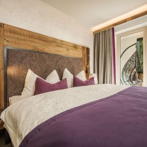 Doppelbett in der Apartmentsuite im Hotel Bergkristall Hippach