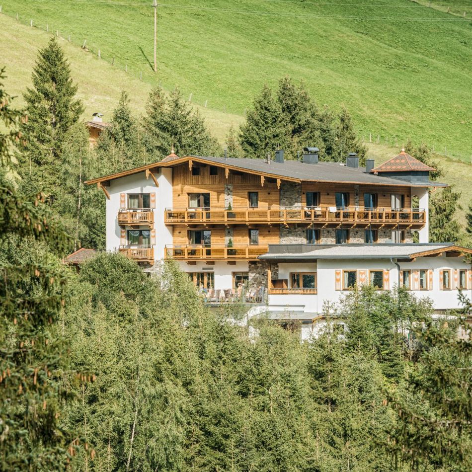 Hotelansicht im Sommer - Hotel Bergkristall Hippach