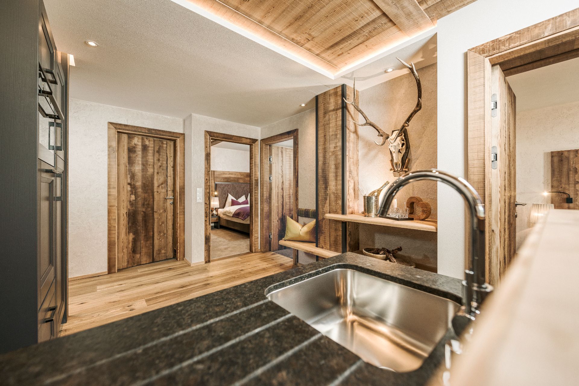 Küche in der Apartmentsuite im Hotel Bergkristall Hippach