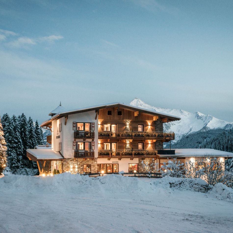 Hotelansicht im Winter - Hotel Bergkristall Hippach