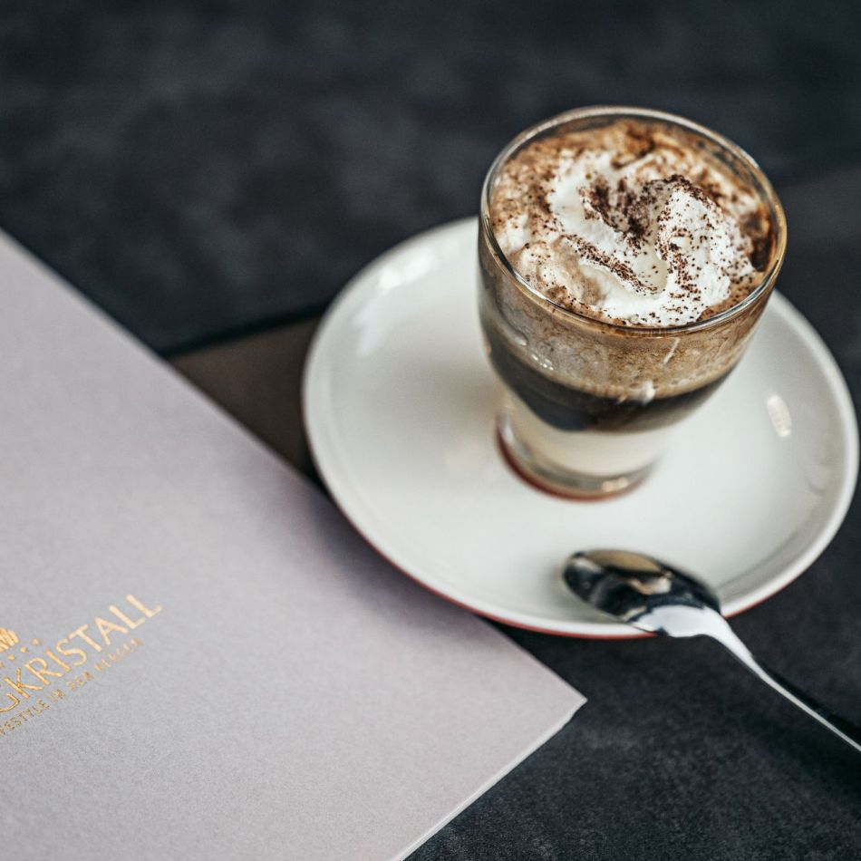 Kaffeespezialitäten auf der Sonnen-Terrasse im Hotel Bergkristall Hippach